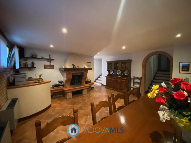 Immobile in esclusiva al Gruppo Padova MLS.
Lussuosa villa vicinanze Montegrotto Terme.
Su quarti...