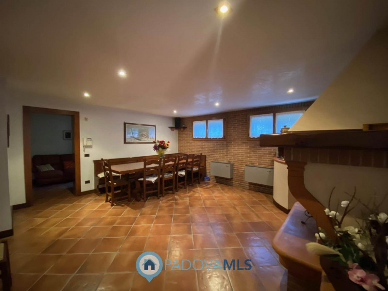 Immobile in esclusiva al Gruppo Padova MLS.
Lussuosa villa vicinanze Montegrotto Terme.
Su quarti...