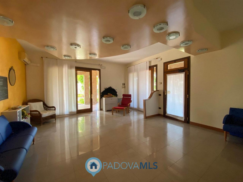 Immobile in esclusiva al Gruppo Padova MLS.
Lussuosa villa vicinanze Montegrotto Terme.
Su quarti...