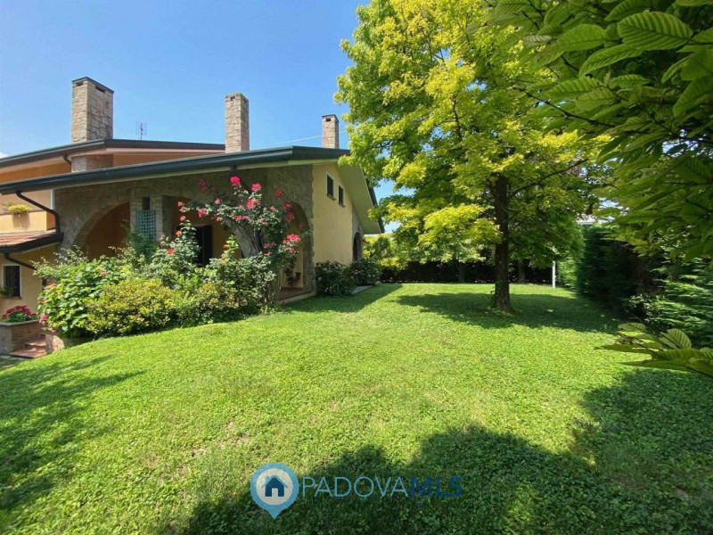 Immobile in esclusiva al Gruppo Padova MLS.
Lussuosa villa vicinanze Montegrotto Terme.
Su quarti...