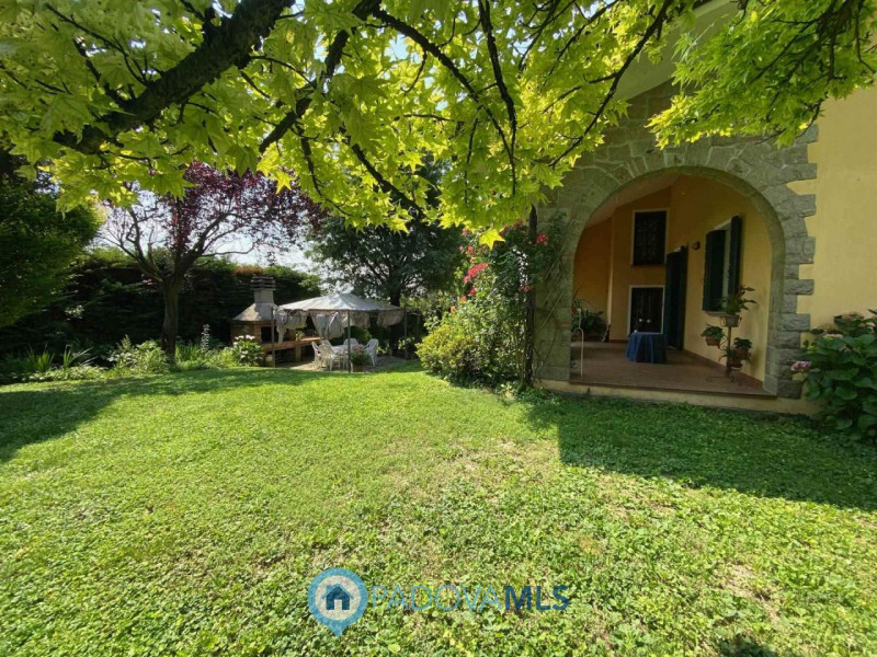 Immobile in esclusiva al Gruppo Padova MLS.
Lussuosa villa vicinanze Montegrotto Terme.
Su quarti...