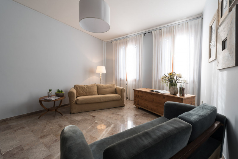 CENTRO STORICO: TRICAMERE IN VENDITA CON GARAGE E ASCENSORE - Rif. 8263
In zona assolutamente tra...