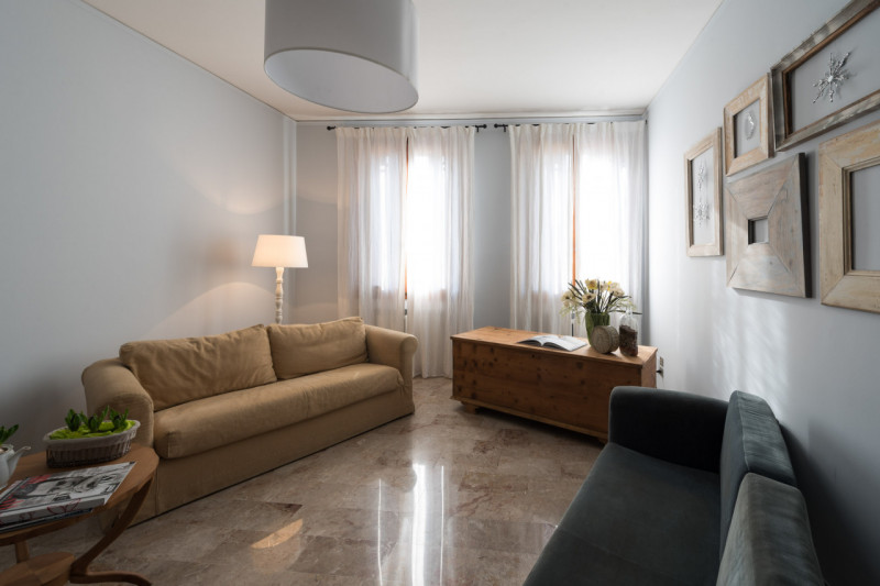 CENTRO STORICO: TRICAMERE IN VENDITA CON GARAGE E ASCENSORE - Rif. 8263
In zona assolutamente tra...