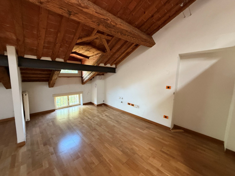 ULTIMO PIANO IN PALAZZO STORICO DEL '600 CON PARCO. EURO 339.000. CODICE 4551.

In affascinante e...