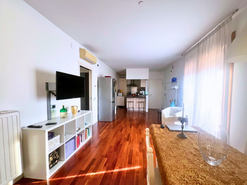 Meraviglioso MIDI APPARTAMENTO situato al primo piano di un tranquillo contesto di sole 6 unità a...