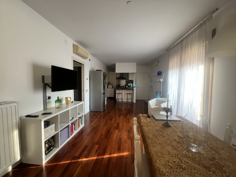 Meraviglioso MIDI APPARTAMENTO situato al primo piano di un tranquillo contesto di sole 6 unità a...