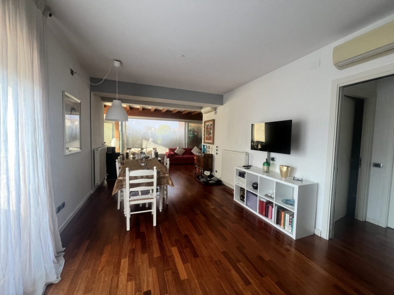 Meraviglioso MIDI APPARTAMENTO situato al primo piano di un tranquillo contesto di sole 6 unità a...