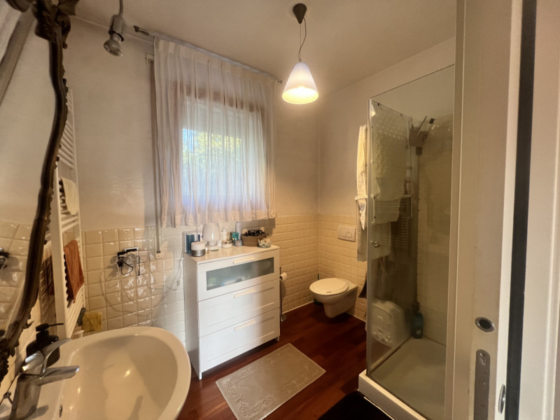 Meraviglioso MIDI APPARTAMENTO situato al primo piano di un tranquillo contesto di sole 6 unità a...