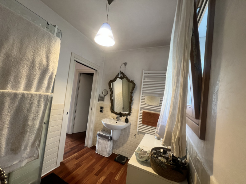 Meraviglioso MIDI APPARTAMENTO situato al primo piano di un tranquillo contesto di sole 6 unità a...