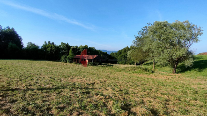 Situato nel cuore della tranquillità di Brogliano, precisamente nella frazione affascinante di Qu...