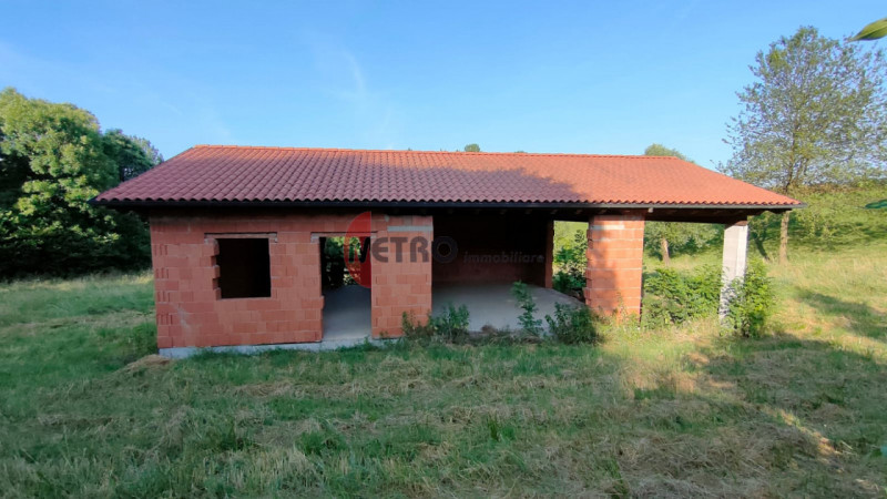 Situato nel cuore della tranquillità di Brogliano, precisamente nella frazione affascinante di Qu...