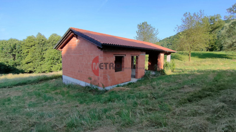 Situato nel cuore della tranquillità di Brogliano, precisamente nella frazione affascinante di Qu...