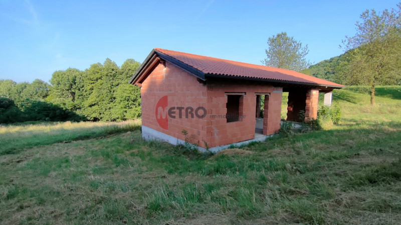 Situato nel cuore della tranquillità di Brogliano, precisamente nella frazione affascinante di Qu...