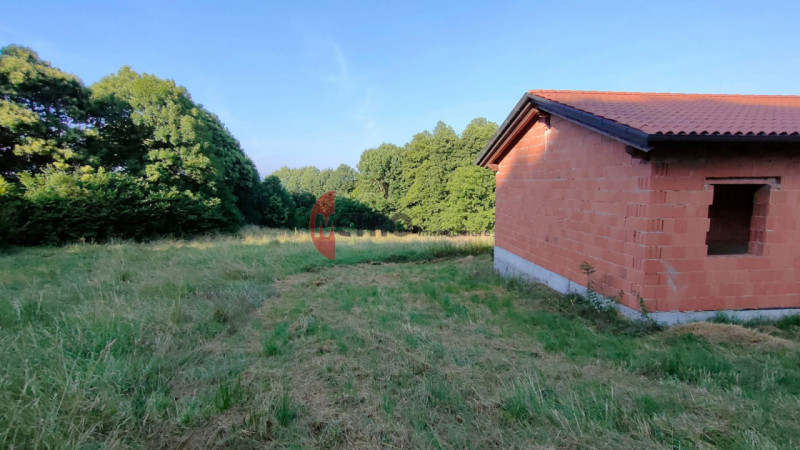 Situato nel cuore della tranquillità di Brogliano, precisamente nella frazione affascinante di Qu...