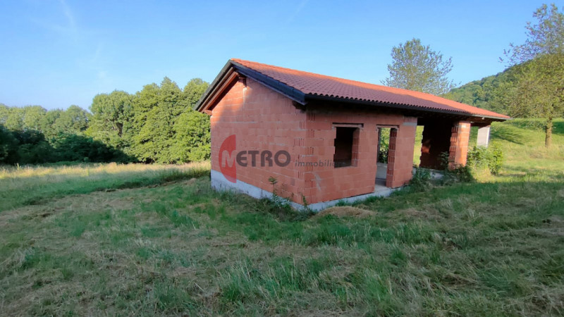 Situato nel cuore della tranquillità di Brogliano, precisamente nella frazione affascinante di Qu...