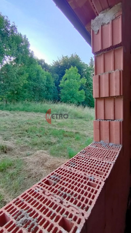 Situato nel cuore della tranquillità di Brogliano, precisamente nella frazione affascinante di Qu...