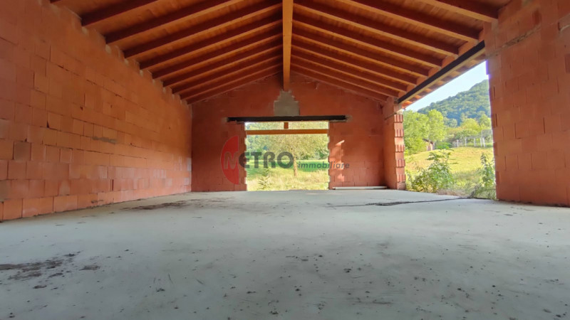 Situato nel cuore della tranquillità di Brogliano, precisamente nella frazione affascinante di Qu...