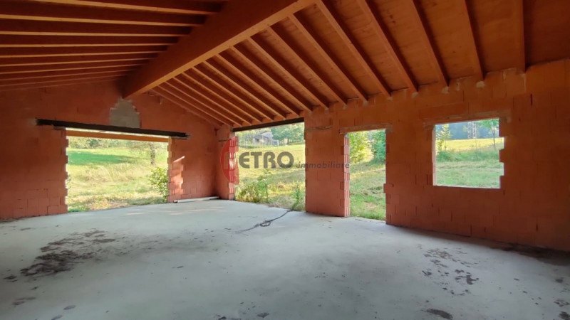 Situato nel cuore della tranquillità di Brogliano, precisamente nella frazione affascinante di Qu...