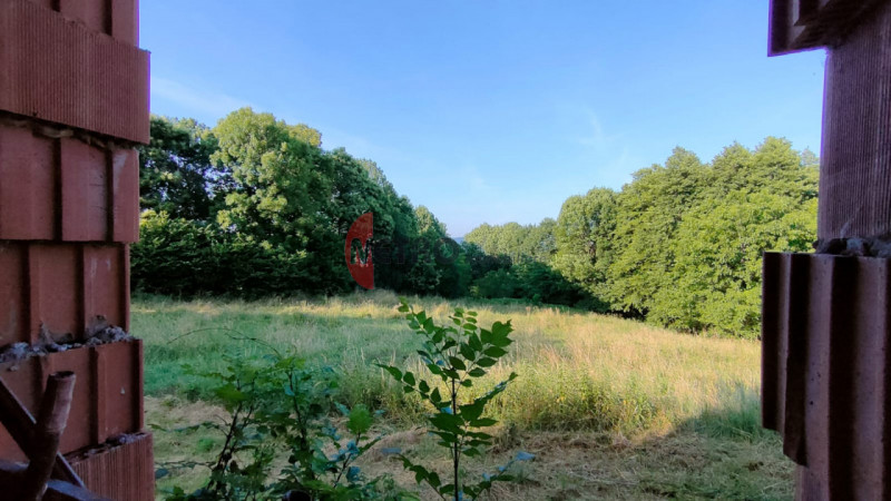 Situato nel cuore della tranquillità di Brogliano, precisamente nella frazione affascinante di Qu...