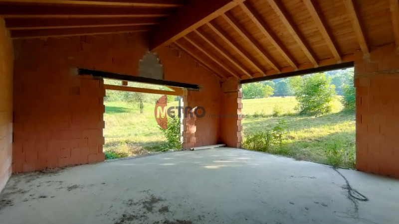 Situato nel cuore della tranquillità di Brogliano, precisamente nella frazione affascinante di Qu...