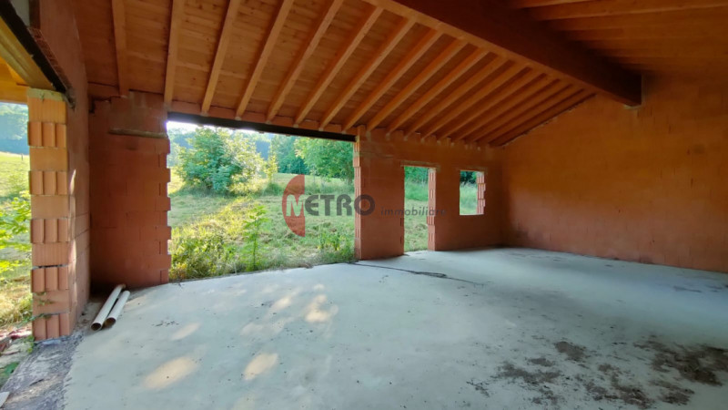 Situato nel cuore della tranquillità di Brogliano, precisamente nella frazione affascinante di Qu...