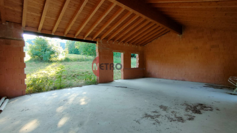 Situato nel cuore della tranquillità di Brogliano, precisamente nella frazione affascinante di Qu...