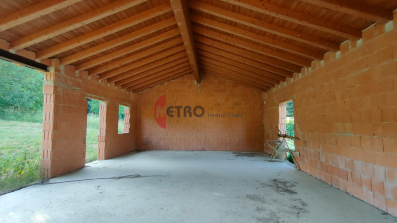 Situato nel cuore della tranquillità di Brogliano, precisamente nella frazione affascinante di Qu...