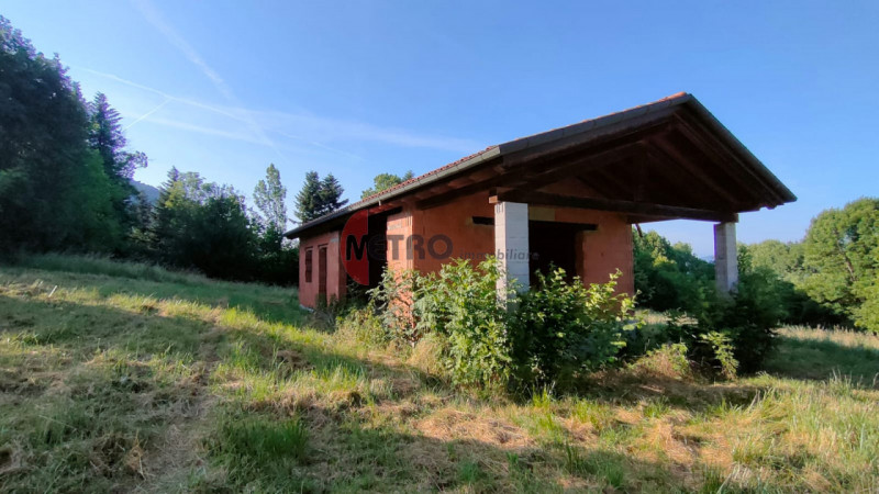 Situato nel cuore della tranquillità di Brogliano, precisamente nella frazione affascinante di Qu...