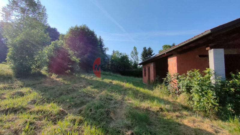 Situato nel cuore della tranquillità di Brogliano, precisamente nella frazione affascinante di Qu...