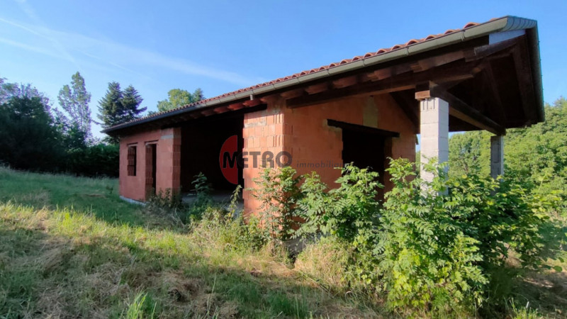 Situato nel cuore della tranquillità di Brogliano, precisamente nella frazione affascinante di Qu...