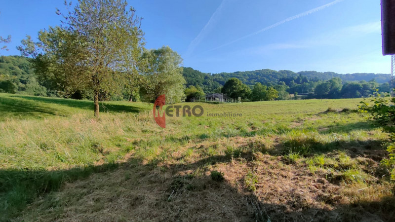 Situato nel cuore della tranquillità di Brogliano, precisamente nella frazione affascinante di Qu...