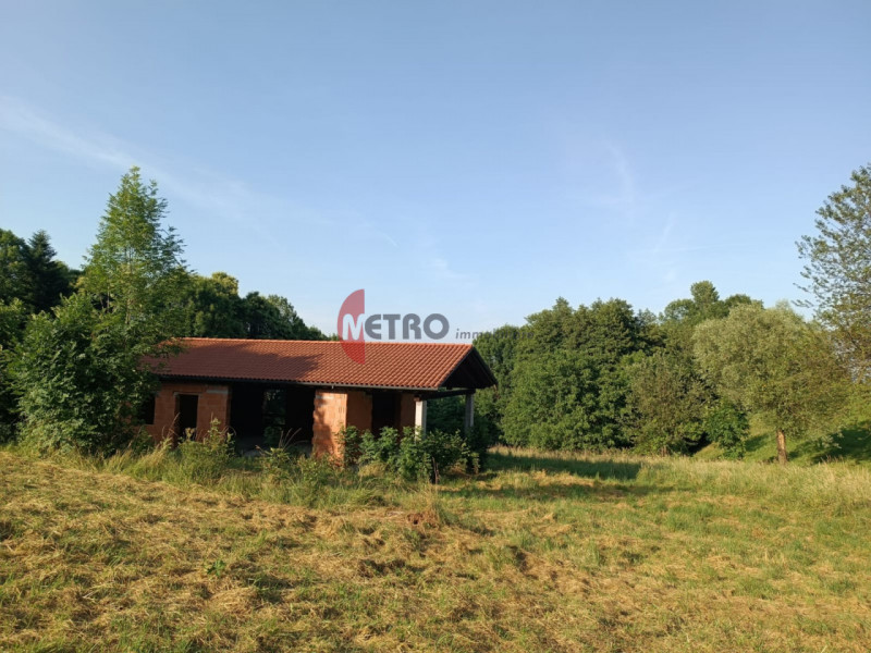 Situato nel cuore della tranquillità di Brogliano, precisamente nella frazione affascinante di Qu...