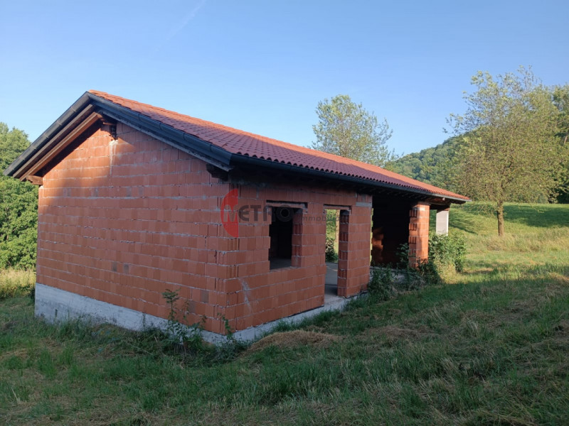 Situato nel cuore della tranquillità di Brogliano, precisamente nella frazione affascinante di Qu...