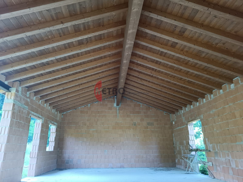 Situato nel cuore della tranquillità di Brogliano, precisamente nella frazione affascinante di Qu...