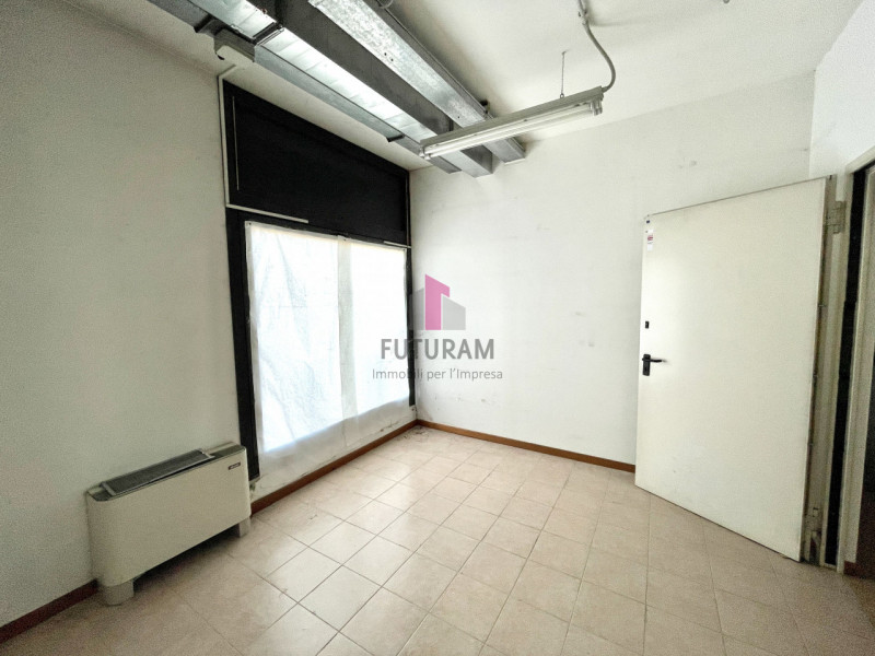 RIF:  050.2NM -  CAMPONOGARA (VE)  -  PER INFO 0444/310220

Propongo in affitto un negozio di 290...