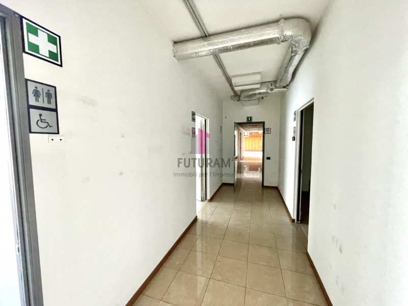 RIF:  050.2NM -  CAMPONOGARA (VE)  -  PER INFO 0444/310220

Propongo in affitto un negozio di 290...