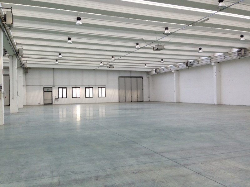 Capannone Industriale in Vendita vicinanze Treviso - 1300 mq con scantinato e spazio esterno
In u...