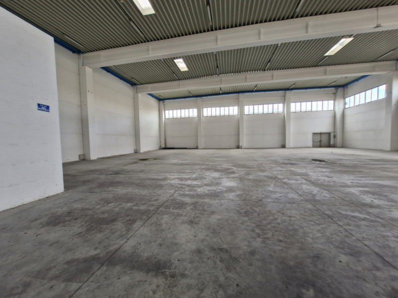 Capannone Industriale in Vendita vicinanze Treviso - 1300 mq con scantinato e spazio esterno
In u...