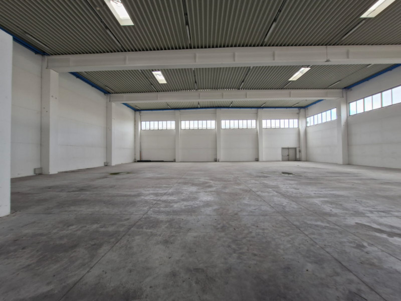 Capannone Industriale in Vendita vicinanze Treviso - 1300 mq con scantinato e spazio esterno
In u...