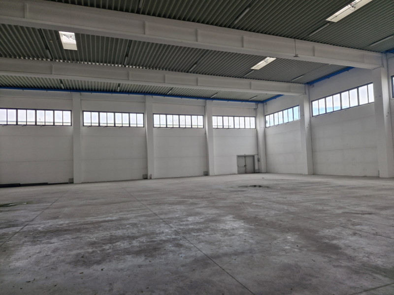 Capannone Industriale in Vendita vicinanze Treviso - 1300 mq con scantinato e spazio esterno
In u...