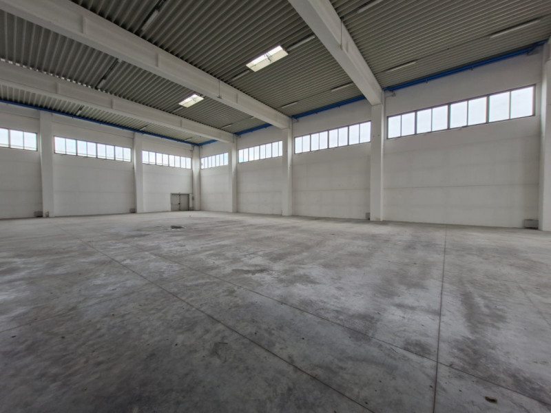 Capannone Industriale in Vendita vicinanze Treviso - 1300 mq con scantinato e spazio esterno
In u...