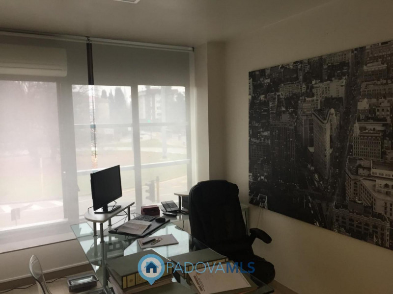 Immobile in esclusiva al Gruppo Padova MLS
Scopri un'opportunità imperdibile per il tuo business!...