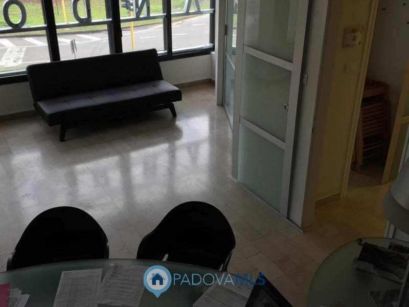 Immobile in esclusiva al Gruppo Padova MLS
Scopri un'opportunità imperdibile per il tuo business!...