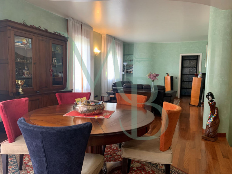 PADOVA, ZONA PIO X: Immobiliare MB propone in vendita un appartamento di grandi dimensioni in zon...