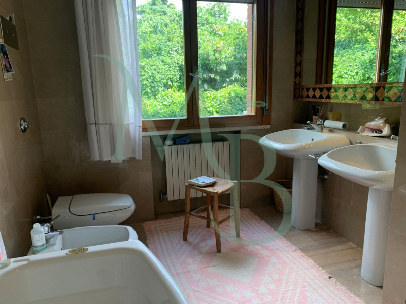 PADOVA, ZONA PIO X: Immobiliare MB propone in vendita un appartamento di grandi dimensioni in zon...