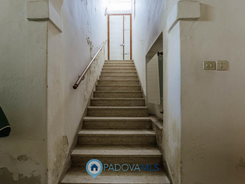 Immobile in esclusiva al Gruppo Padova MLS
Nel cuore di Bovolenta, proponiamo in vendita un affas...