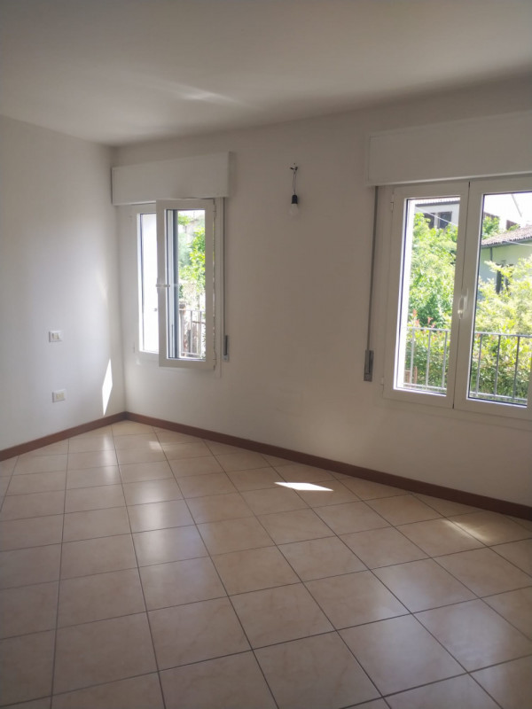 Incantevole Appartamento con Giardino in Piazza a Nove
Stai cercando la tua oasi di tranquillità ...