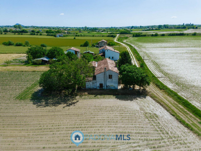 Immobile in esclusiva al Gruppo Padova MLS
Tra le campagne silenziose di Prà D’Este, dove la natu...