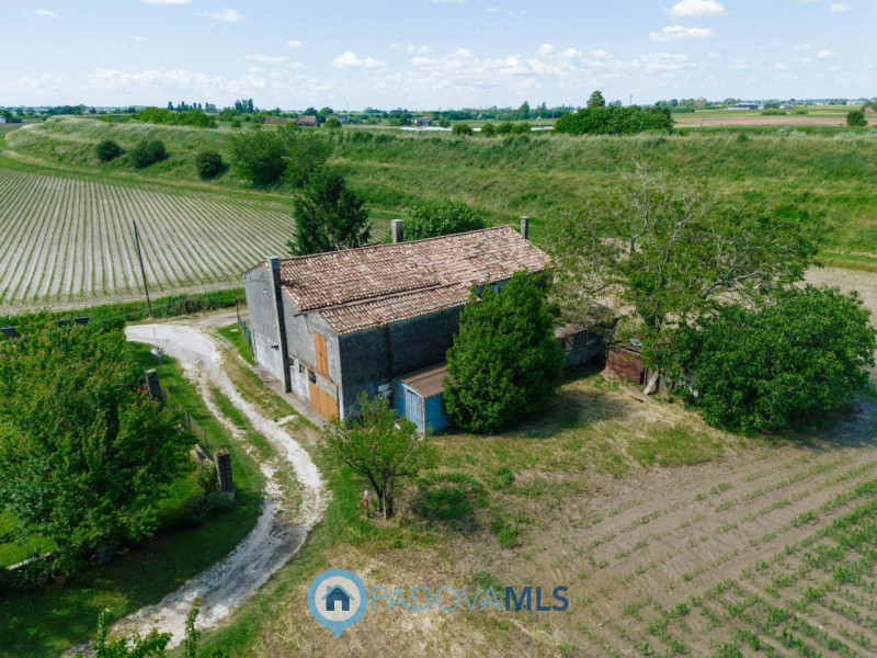 Immobile in esclusiva al Gruppo Padova MLS
Tra le campagne silenziose di Prà D’Este, dove la natu...