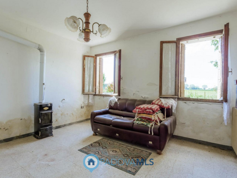 Immobile in esclusiva al Gruppo Padova MLS
Tra le campagne silenziose di Prà D’Este, dove la natu...